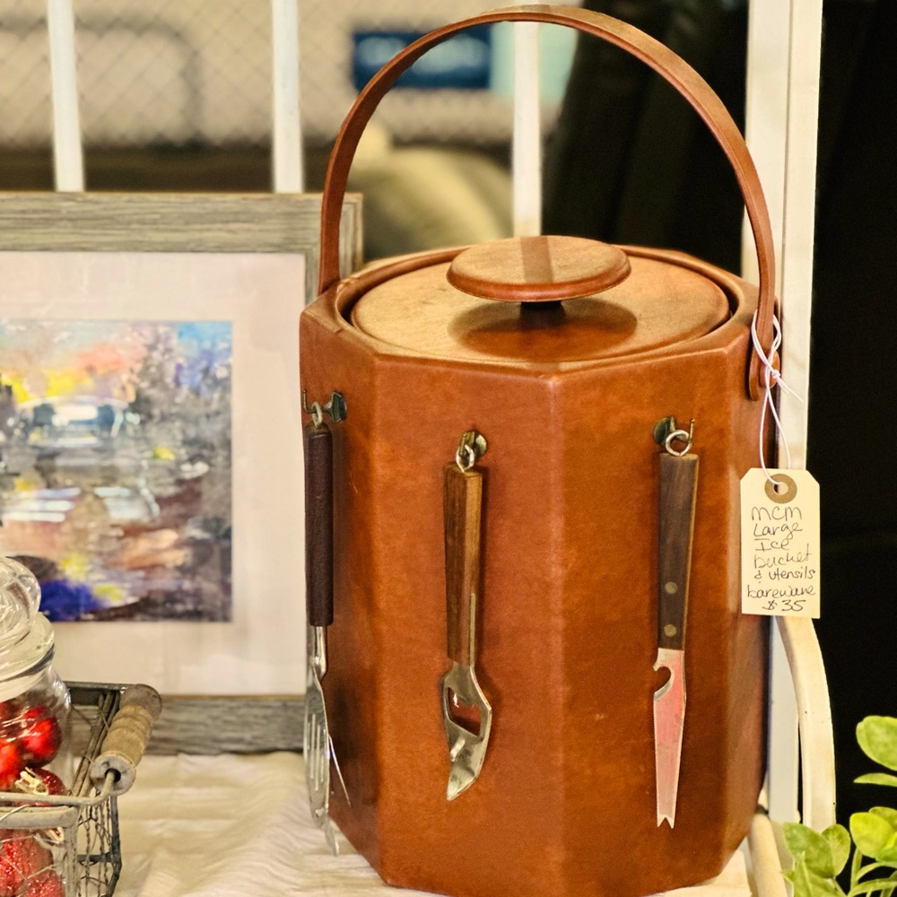 Faux leather ice bucket w/lid and tools